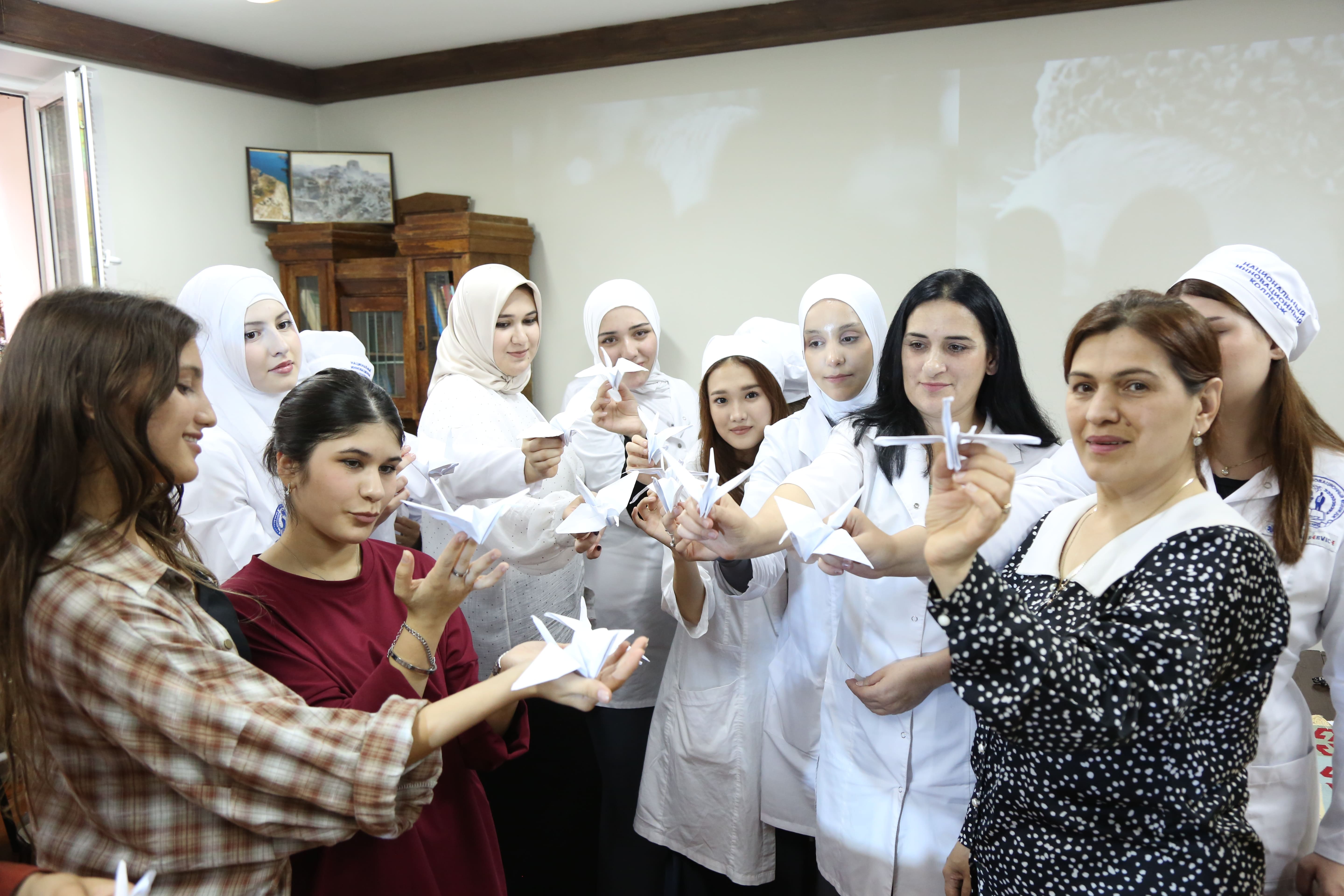 Летит, летит по небу клин усталый